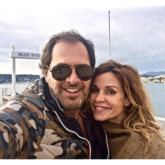 Ingrid Chauvin enceinte et son mari Thierry Peythieu en vacances au bord de la mer. Photo publiée sur Facebook, le 13 février 2016.