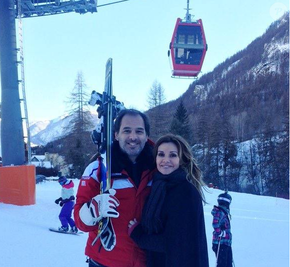 Ingrid Chauvin enceinte et son mari Thierry Peythieu en vacances au ski. Photo publiée sur Facebook, le 15 janvier 2016.