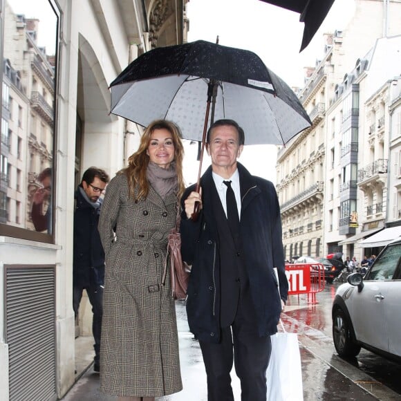 Exclusif - Francis Huster et Ingrid Chauvin quittent la station de radio RTL après avoir fait la promotion de leur pièce de théâtre 'Avanti!' au Théatre des 'Bouffes Parisiens' à Paris le 16 Septembre 2015.