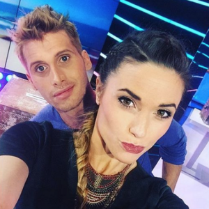 Capucine Anav sur le plateau du Mad Mag avec Benoit Dubois