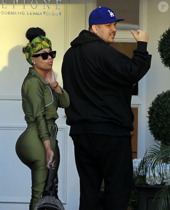 Rob Kardashian et sa compagne Blac Chyna s'embrassent à la sortie du centre de dermatologie Epione à Beverly Hills, le 18 février 2016.  Rob Kardashian and Blac Chyna stop by the Epione Cosmetic Laser Center in Beverly Hills, California on February 18, 2016. The pair stopped to share some PDA while leaving the store.18/02/2016 - Beverly Hills