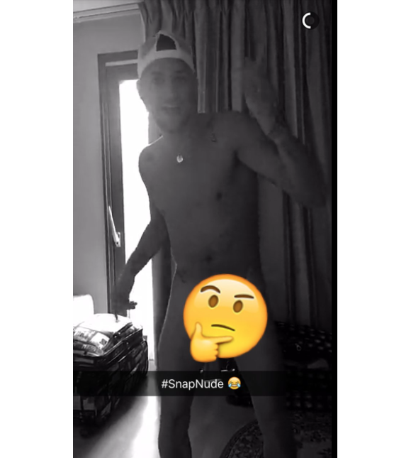 Paga dansant nu sur Snapchat... avant qu'un internaute n'enlève l'emoji "cache-sexe" ! le 12 mars 2016.