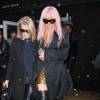 Kylie Jenner, avec les cheveux roses, quitte le défilé Vera Wang pendant la fashion week de New York le 16 février 2016.