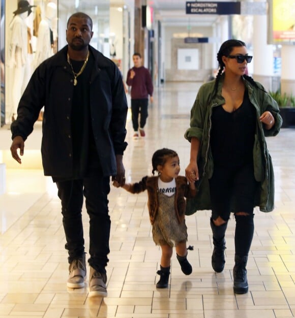 Kanye West et sa femme Kim Kardashian emmènent leur fille North à une fête d'anniversaire chez Build-a-Bear à Culver City, le 13 mars 2016.
