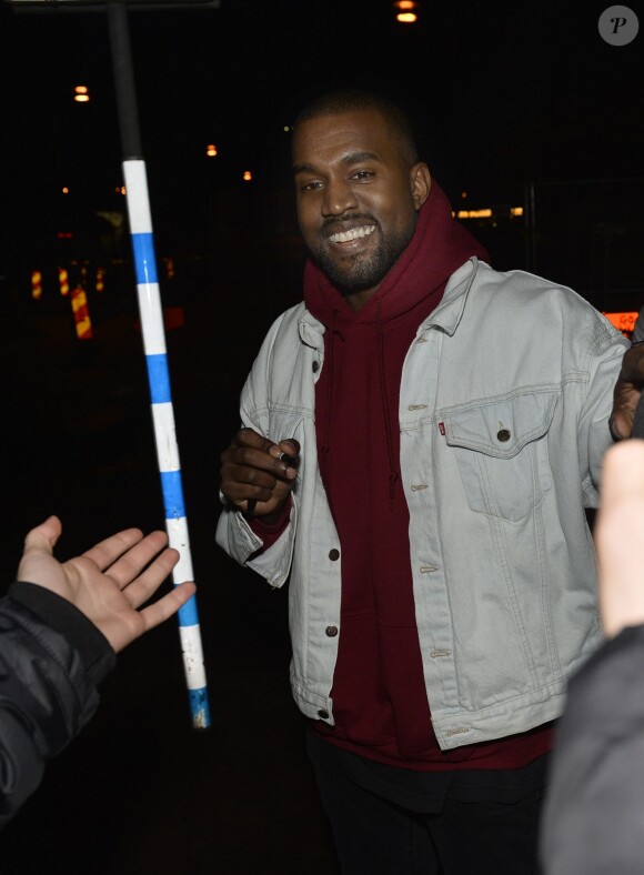 Exclusif - Kanye West à Almhut en Suède signe des autographes à la sortie de son hôtel après avoir été chez Ikea le 8 mars 2016