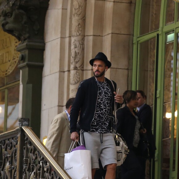 Exclusif - Nabilla Benattia et Thomas Vergara à la Gare de Lyon à Paris, le 24 avril 2015. Après avoir fait chacun de leur côté la promotion de la marque "Hollyweed Paris" dont ils sont les ambassadeurs au salon "What the F" à Paris, Nabilla Benattia a rejoint le restaurant "Le Train Bleu" à la Gare de Lyon, suivie quelques minutes plus tard par Thomas Vergara.