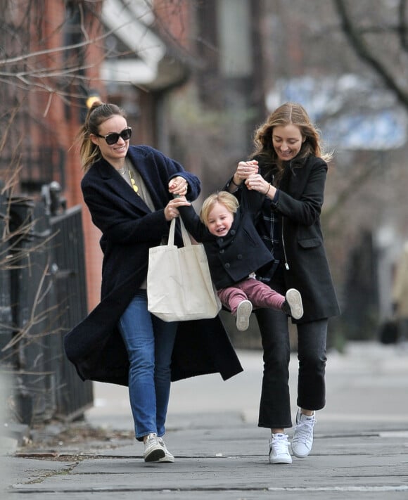 Exclusif - Olivia Wilde se promène avec son fils Otis et une amie à Brooklyn, New York, le 13 mars 2016.