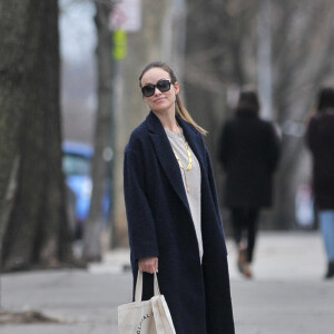 Exclusif - Olivia Wilde se promène avec son fils Otis et une amie à Brooklyn, New York, le 13 mars 2016.