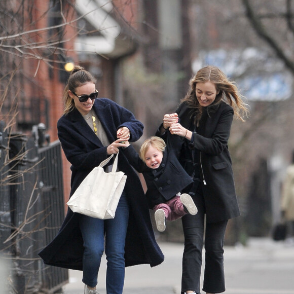 Exclusif - Olivia Wilde se promène avec son fils Otis et une amie à Brooklyn, New York, le 13 mars 2016.