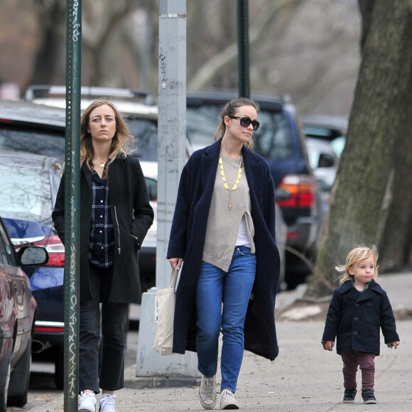 Exclusif - Olivia Wilde se promène avec son fils Otis et une amie à Brooklyn, New York, le 13 mars 2016.