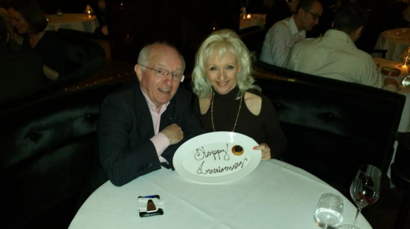 Paul Daniels et Debbie McGee, dîner en amoureux en avril 2015, photo Twitter. Le magicien britannique est mort à 77 ans, emporté par une tumeur cérébrale, le 17 mars 2016.