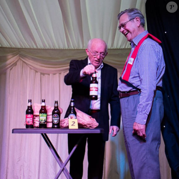 Paul Daniels en plein "tour de la bouteille", photo Instagram. Le magicien britannique est mort à 77 ans, emporté par une tumeur cérébrale, le 17 mars 2016.