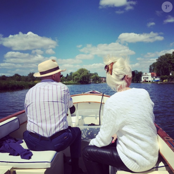 Paul Daniels et Debbie McGee pendant un tour en barque, photo Instagram. Le magicien britannique est mort à 77 ans, emporté par une tumeur cérébrale, le 17 mars 2016.