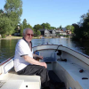 Paul Daniels en bateau, photo Instagram. Le magicien britannique est mort à 77 ans, emporté par une tumeur cérébrale, le 17 mars 2016.