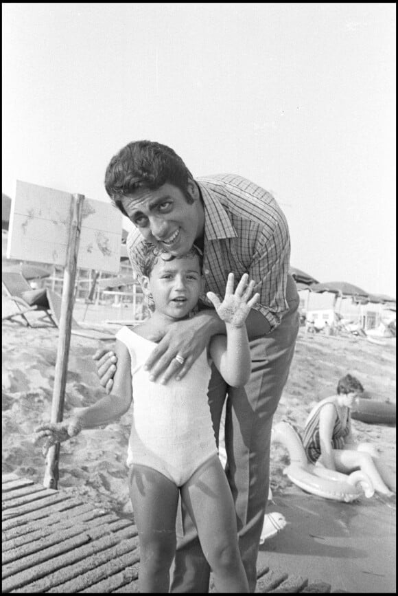 Enrico Macias et son fils Jean-Claude Ghrenassia à la plage en 1972