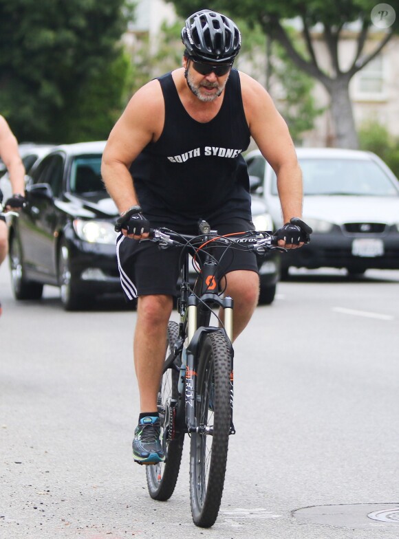 Russell Crowe fait du vélo avec des amis à Beverly Hills le 5 mars 2016