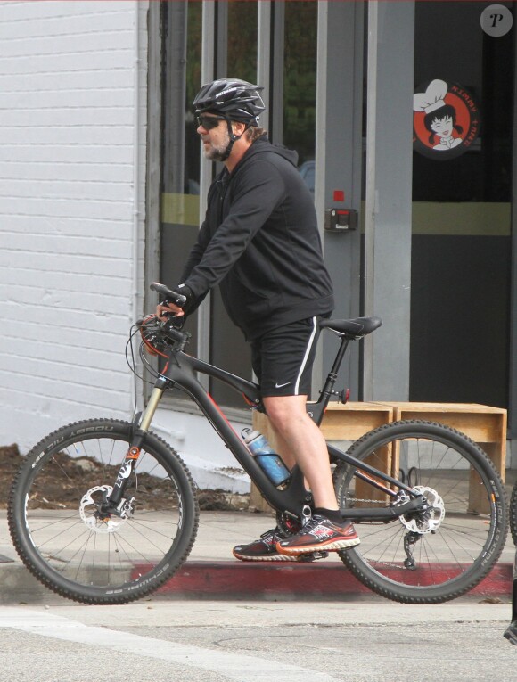 Russell Crowe fait du vélo avec un ami dans les rues de Beverly Hills, le 28 octobre 2015