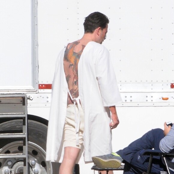 Exclusif - Ben Affleck porte un tatouage XXL sur le tournage de 'Live By Night' à Los Angeles, le 9 décembre 2015
