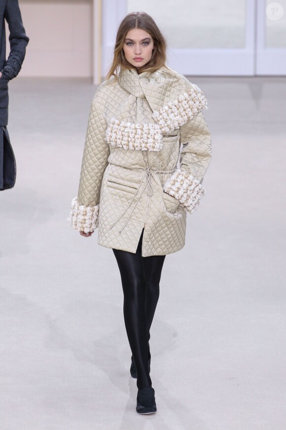 Gigi Hadid au défilé de mode "Chanel", collection prêt-à-porter automne-hiver 2016-2017 à Paris, le 8 mars 2016.