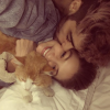 Gigi Hadid annonce le décès de son chat Chub sur sa page Instagram en publiant une photo du félin avec son amoureux Zayn Malik. Le 20 mars 2016.