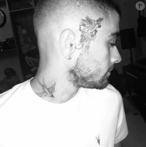 Zayn Malik s'est rasé la tête et offert trois nouveaux tatouages. photo publiée sur Instagram au mois de mars 2016.