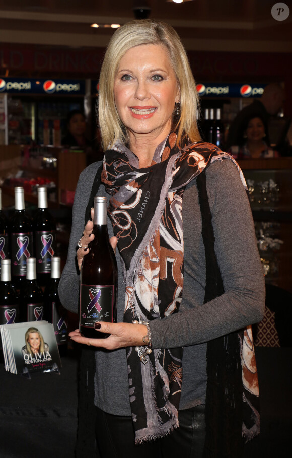 Olivia Newton-John présente son vin 'Pink & Blue For Two" et son nouveau Cd "Summer Nights" à Las Vegas le 5 décembre 2015.