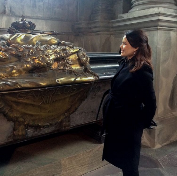 La princesse Sofia de Suède, enceinte, visitant l'église Riddarholm à Stockholm et posant devant le tombeau de Karl XII fin mars 2016. Photo Instagram cour royale de Suède.