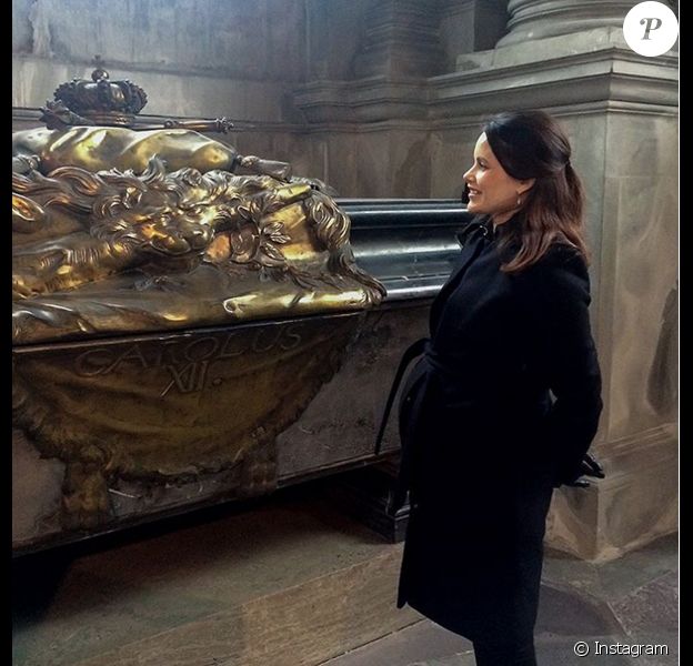 La princesse Sofia de Suède, enceinte, visitant l'église Riddarholm à Stockholm et posant devant le tombeau de Karl XII fin mars 2016. Photo Instagram cour royale de Suède.