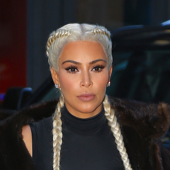 Kim Kardashian, les cheveux longs et blond platine, se promène dans les rues de New York, le 13 février 2016
