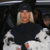 Kim Kardashian qui s'est teint les cheveux en blond se promène avec ses amis à New York le 12 février 2016.