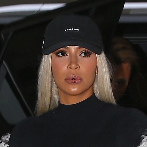 Kim Kardashian qui s'est teint les cheveux en blond se promène avec ses amis à New York le 12 février 2016.