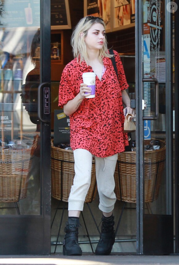 Exclusif - Frances Bean Cobain va boire un café à Los Angeles le 16 janvier 2014.