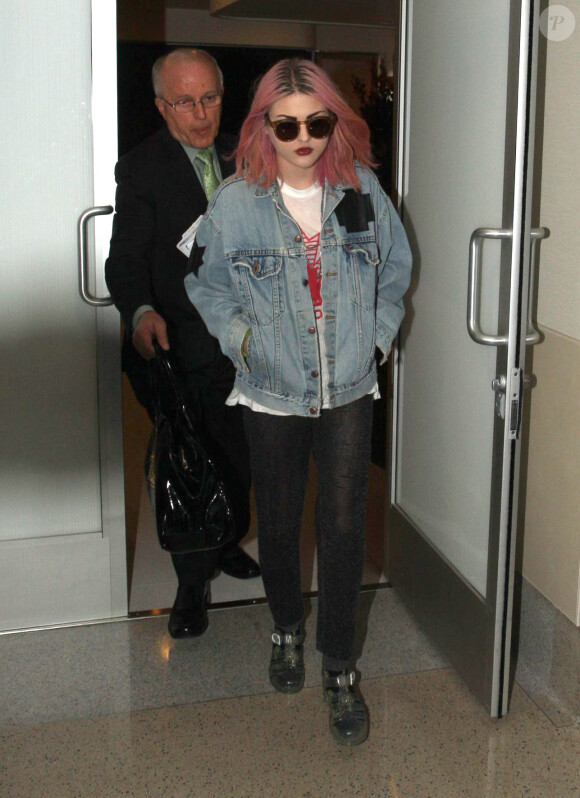 Frances Bean Cobain (fille de Courtney Love et Kurt Cobain) quitte l'aeroport de Los Angeles, le 12 Octobre 2012