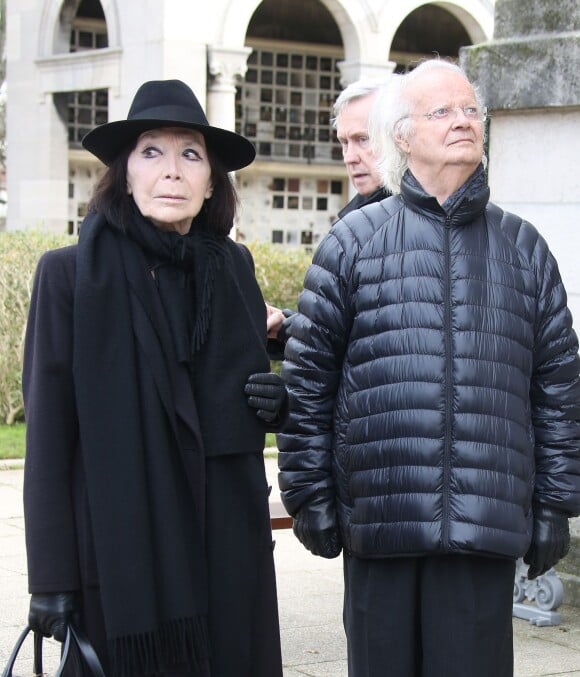 Juliette Gréco et son époux Gérard Jouannest aux Obsèques de Hélène Duc au cimetière du Père Lachaise à Paris, le 28 novembre 2014