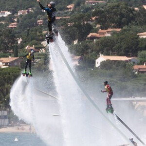 58 flyboardeurs internationaux étaient présents ce dimanche 14 juin 2015, à Cavalaire, pour battre un record du monde détenu par les Etats-Unis.