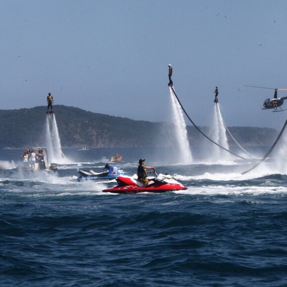 58 flyboardeurs internationaux étaient présents ce dimanche 14 juin 2015, à Cavalaire, pour battre un record du monde détenu par les Etats-Unis. Pari tenu pour Vincent Lagaf' et Francky Zapata, les organisateurs de cette manifestation "Brietling Flyboard Familiy" suivie par des milliers de spectateurs amassés dans le golfe de Saint-Tropez. Un sport en pleine ascension où il ne faut pas relacher la pression...