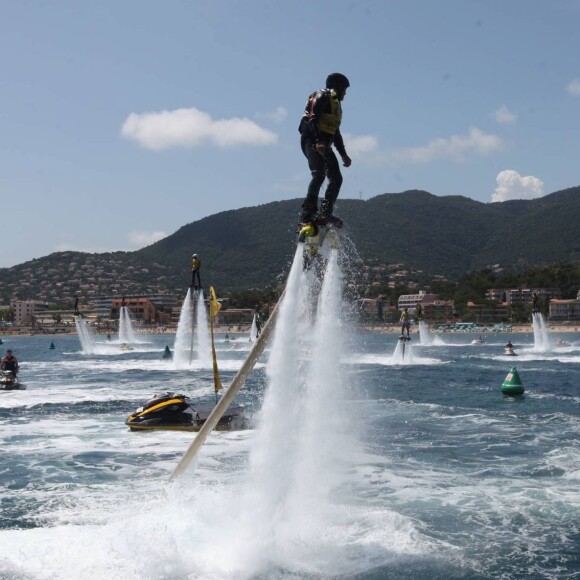 58 flyboardeurs internationaux étaient présents ce dimanche 14 juin 2015, à Cavalaire, pour battre un record du monde détenu par les Etats-Unis.