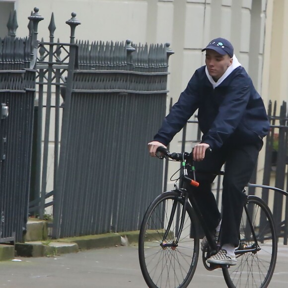 Exclusif - Rocco Ritchie, fils de Madonna et Guy Ritchie, fait du vélo à Londres le 23 janvier 2016.