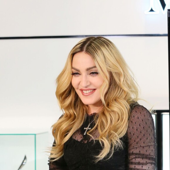 Madonna fait la promotion de sa ligne de cosmétiques à la boutique Mitsukoshi à Tokyo, le 15 février 2016