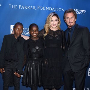 Madonna et ses enfants David Banda Ciccone Ritchie et Mercy James, ainsi que son ex-mari Sean Penn lors du 5e dîner de gala annuel Sean Penn & Friends Help Haiti Home à Beverly Hills, Los Angeles, le 9 janvier 2016