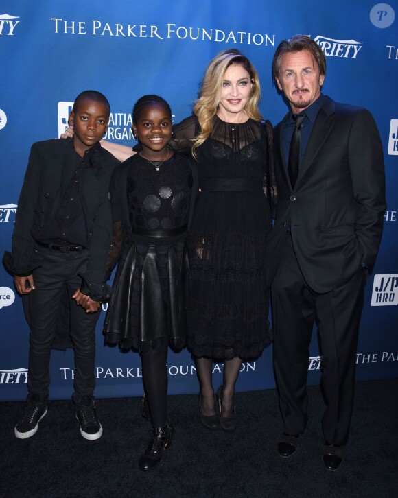 Madonna et ses enfants David Banda Ciccone Ritchie et Mercy James, ainsi que son ex-mari Sean Penn lors du 5e dîner de gala annuel Sean Penn & Friends Help Haiti Home à Beverly Hills, Los Angeles, le 9 janvier 2016