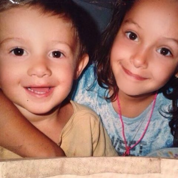 Tarek et Nabilla Benattia lorsqu'ils étaient enfants. Un cliché dévoilé par la star le 25 mars 2016 sur son compte Instagram.