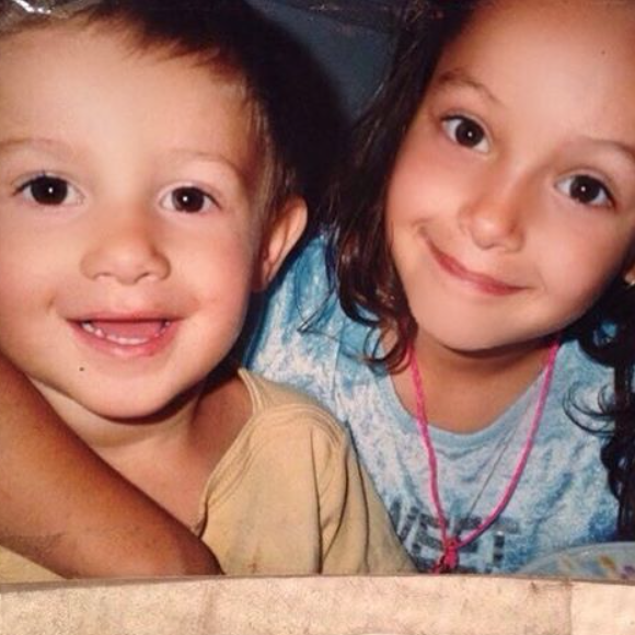 Tarek et Nabilla Benattia lorsqu'ils étaient enfants. Un cliché dévoilé par la star le 25 mars 2016 sur son compte Instagram.