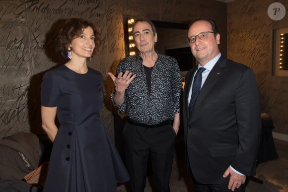 Exclusif - Alain Chamfort entre François Hollande et Audrey Azoulay - Backstage du concert d'Alain Chamfort à l'Olympia à Paris, le 25 mars 2016. © Cyril Moreau/Bestimage