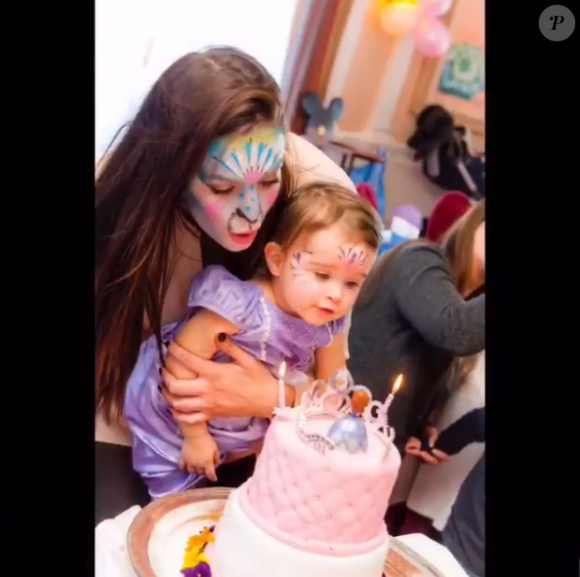 La belle Jade Foret, ses trois enfants, Liva (3 ans), Mila (2 ans) et Nolan (2 mois) à Disneyland Paris pour l'anniversaire de Mila. Mars 2016.