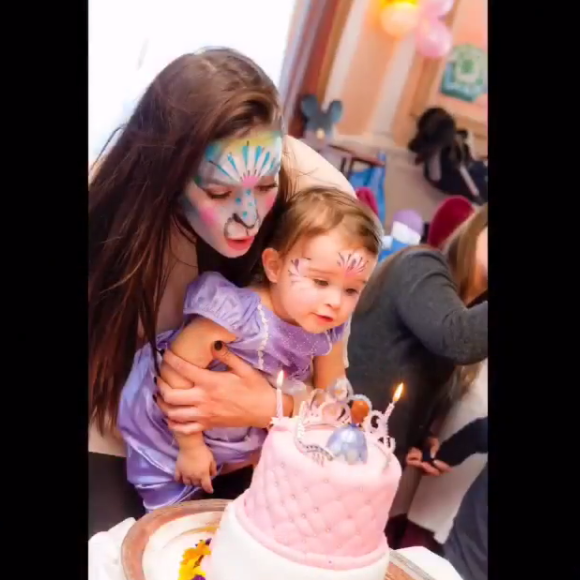 La belle Jade Foret, ses trois enfants, Liva (3 ans), Mila (2 ans) et Nolan (2 mois) à Disneyland Paris pour l'anniversaire de Mila. Mars 2016.