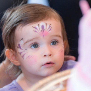 Jade Foret, ses trois enfants, Liva (3 ans), Mila (2 ans) et Nolan (2 mois) à Disneyland Paris pour le deuxième anniversaire de Mila. Mars 2016.