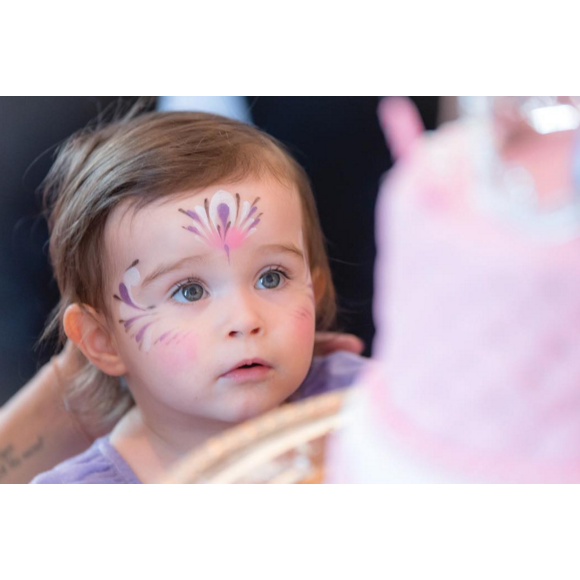 Jade Foret, ses trois enfants, Liva (3 ans), Mila (2 ans) et Nolan (2 mois) à Disneyland Paris pour le deuxième anniversaire de Mila. Mars 2016.