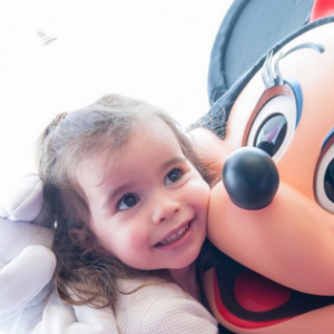 Jade Foret, ses trois enfants, Liva (3 ans), Mila (2 ans) et Nolan (2 mois) ont passé le week-end à Disneyland Paris pour l'anniversaire de Mila. Mars 2016.
