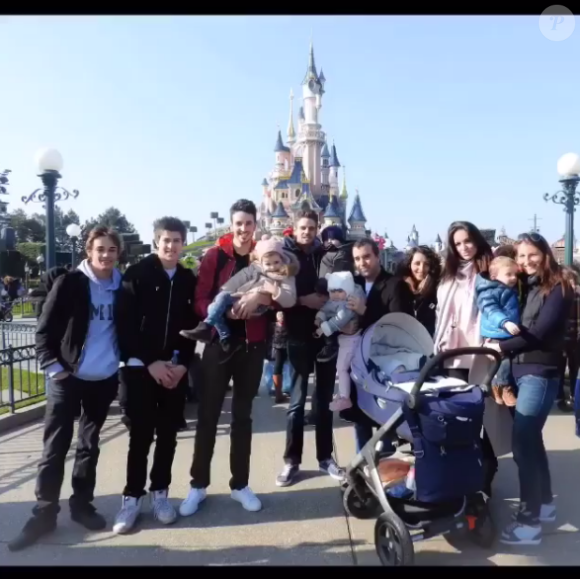 Jade Foret, ses trois enfants, Liva (3 ans), Mila (2 ans) et Nolan (2 mois) à Disneyland Paris pour l'anniversaire de Mila. Mars 2016.